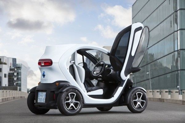 Insgesamt 62 Elektrofahrzeuge von Renault nahmen an einer der bislang größten Elektroauto-Paraden der Welt in Stuttgart teil. Mit dabei waren auch Renault Twizy. (Bild: Renault)
