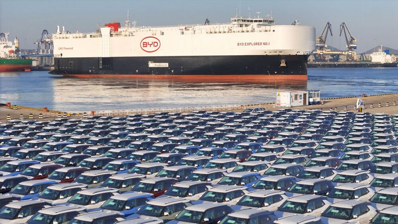 BYDs erster eigener Frachter, die „BYD Explorer No. 1“, hat im Hafen von Yantai Elektroautos für den Export geladen.(Bild:  picture alliance / CFOTO)