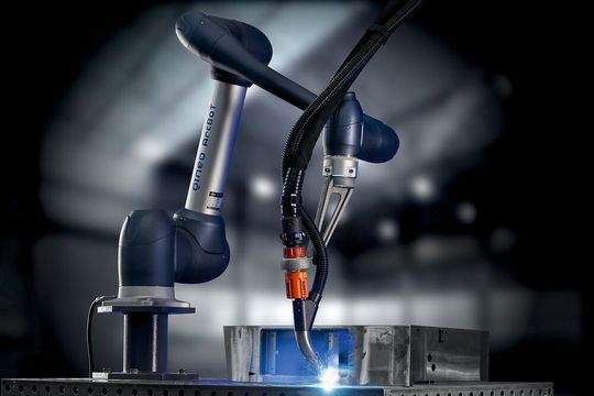 Der Qineo Arcbot entlastet die Mitarbeiter und sichert eine gleichbleibende, reproduzierbare Schweißqualität. Der Qineo Arcbot entlastet die Mitarbeiter und sichert eine gleichbleibende, reproduzierbare Schweißqualität.