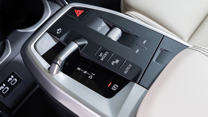 Ein Blickfang ist auch die schwebende Armauflage mit integriertem Bedienfeld. (Bild: Autoren-Union Mobilität / BMW)