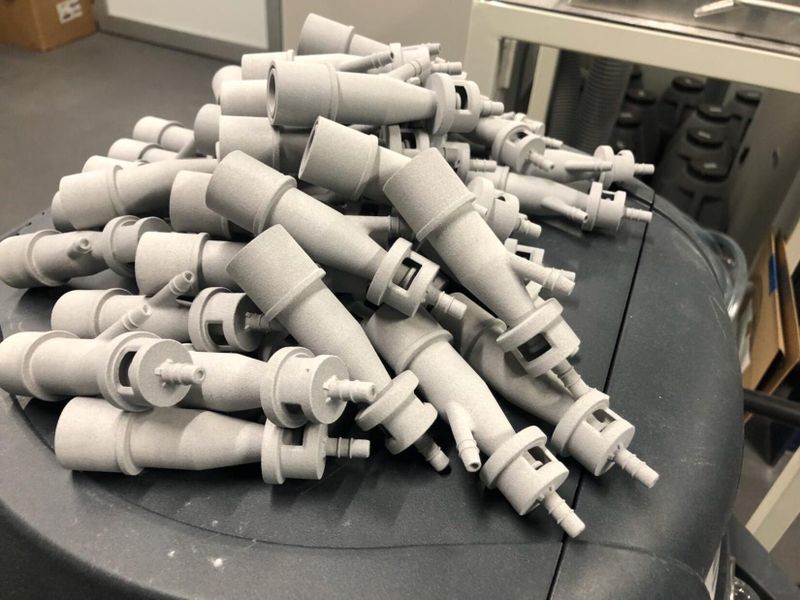 3D-gedruckte Ventile für Beatmungsgeräte   Gleich zu Beginn der Corona-Pandemie zeigte die 3D-Druckbranche, dass die Technologie in dieser schwierigen Zeiten Menschenleben retten kann.  Ein Krankenhaus in Brescia (in der Nähe einer der am stärksten von betroffenen Regionen) benötigte dringend Ventile für ein Intensivpflegegerät und der Lieferant konnte diese nicht in kurzer Zeit zur Verfügung stellen. Daher wurde die Frage in den Raum geworfen, ob es möglich sei, diese Ventile Mithilfe von 3D-Druckern zu fertigen.   Zwei junge Ingenieure brachten einen 3D-Drucker direkt vor Ort ins Krankenhaus, entwarf in wenigen Stunden das fehlende Teil und fingen an es vor Ort zu produzieren. Schon nach wenigen Tagen konnten 10 Patienten beim Atmen von einer Maschine unterstützt werden. Diese Aktion sollte nur der Anfang einer Reihe von additiven Hilfsangeboten sein.    Hier finden Sie noch mehr 3D-gedruchte Hilfsangebote: https://www.mission-additive.de/hilfsangebote-der-3d-druck-branche-in-bezug-auf-corona-a-919509/ 
Zurück zum Artikel. (Isinnova)