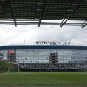 Die Veltins-Arena vom FC Schalke 04 hat ein herausfahrbares Rasenfeld, das sich nur bei Spielen innerhalb des Stadions befindet. (Bild: Stefanie Michel)