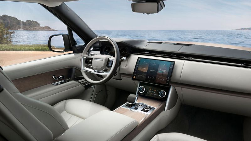 Im Cockpit verzichtet Land Rover auf einen übergroßen Touchscreen und setzt stattdessen auf Sprachbedienung mittels des Alexa-Assistenten von Amazon. (Bild: Jaguar Land Rover)
