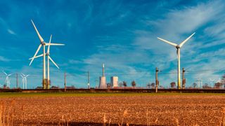 Laut der Simon-Kucher Standortperspektiven-Studie 2025 verlagern energieintensive Unternehmen zunehmend Investitionen und Produktion ins Ausland. (Bild: frei lizenziert)