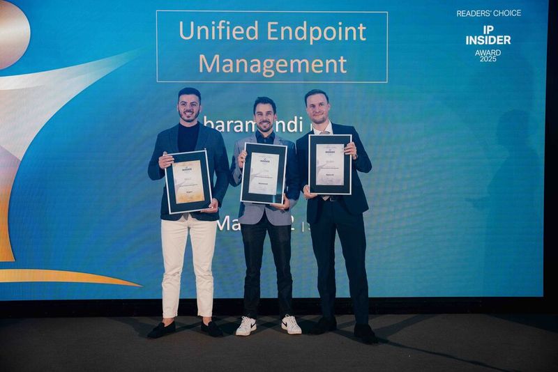 Last, but not least, stand gestern dann bei den Netzwerk-Auszeichnungen die Preisvergabe in der Kategorie Unified Endpoint Management (UEM) auf dem Programm. Hier haben im elften Jahr der IT-Awards gewonnen: baramundi software – Platin (gestern vertreten von William Fendt; Mitte), die Aagon GmbH – Gold (vertreten durch Tigran Schatrian; links) und Matrix42 – Silber (vertreten durch Thomas Aiglstorfer; rechts). (Bild: Manuel Emme Fotografie)