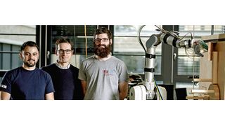 Ein Roboter und sein Entwicklerteam (v. l. n. r.: Roberto Martin Martin, Prof. Dr. Marc Toussaint, Manuel Baum): Bottom-3 steht vor dem Rätsel, eine Klappe durch das Bewegen verschiedener Hebel zu öffnen. Die Forscher wollen herausfinden und nachstellen, wie die Intelligenz von Lebewesen funktioniert. (Bild: TU Berlin)