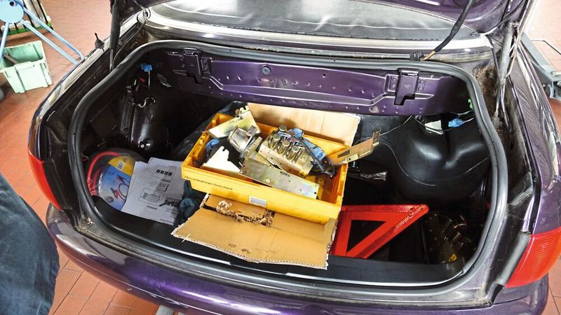 Eine hydraulische Verdecksteuerung nachrüsten? Kein Problem! Auch für solche „Spielereien“ findet man bei Mezger ein offenes Ohr. (Bild: Dominsky/»kfz-betrieb«)