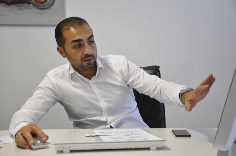 Engagiert erläutert Geschäftsführer Ayhan Kiskanc seine Strategie. (Foto: Richter)