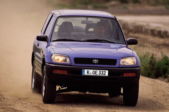 Mit der ersten Generation, die 1994 das Segment der Kompakt-SUV gründete, hat die vierte Generation nur noch den Namen gemein. (Foto: Toyota)