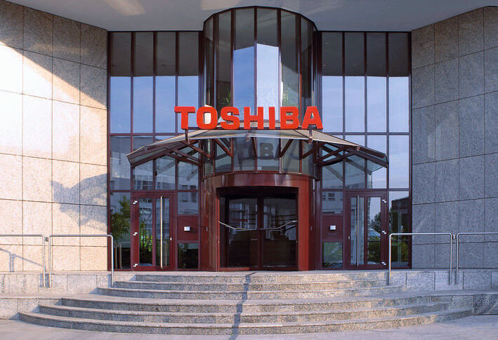 Mit weltweit 210.000 Mitarbeitern und einem Jahresumsatz von über 74 Milliarden US-Dollar ist Toshiba einer der führenden Elektronikkonzerne der Welt. Zu den Produkten der Geschäftsbereiche Digital Products & Services, Speichermedien und Electronic Systems Operations zählen in Deutschland Highend-Notebooks und andere mobile Produkte und Lösungen, Festplatten, DVD-/Blu-ray-Player, LCD-/LED-Fernseher. (Bild: Toshiba)