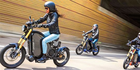 Das ist das Leichtbaumotorrad eRockit. Es erreicht rund 90 km/h. Das Besondere ist der pedalgesteuerte Antrieb. Maximal 5 Stunden Ladezeit an der Haushaltssteckdose braucht es, was etwa 2,5 Euro (noch!) kostet. Danach kann man emissionsfrei 120 Kilometer fahren.(Bild:  eRockit Systems)