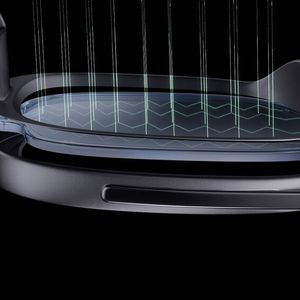 Durch den Einsatz der Optical-Waveguide-Technologie, die das Licht in einem Winkel von 180° bricht, überträgt das MicroLED-Display die Lichtstrahlen durch die mikroskopische Gitterstruktur der Optical Waveguide-Linse genau auf das menschliche Auge.(Bild:  Xiaomi)