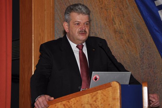 Vorsitzender Peter Schumann machte die kommenden neuen Standards und den hohen EU-Fahrzeug-Anteil zu den Hauptdiskussionspunkten der Veranstaltung. (Archiv: Vogel Business Media)