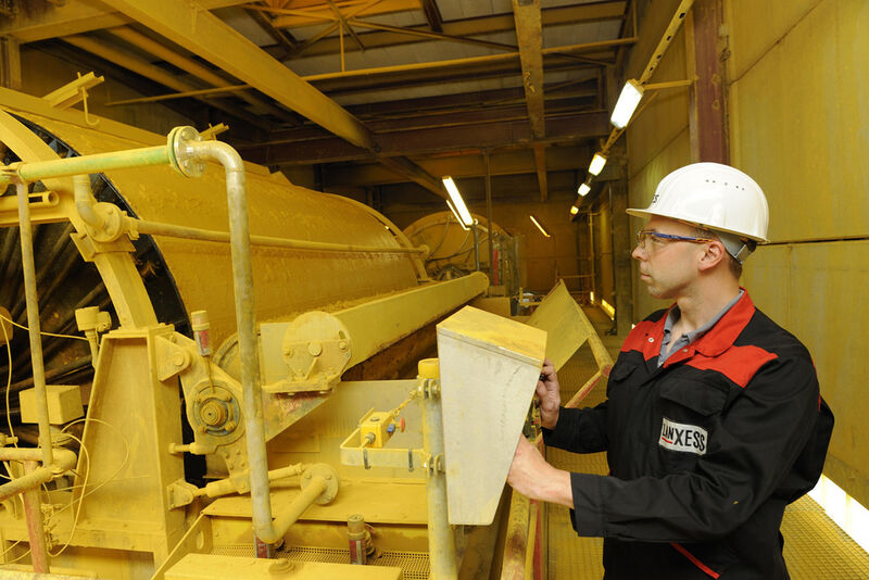 Production of yellow pigments at the Krefeld-Uerdingen site. – In the rotary filter salts are washed out of the raw pigment suspension and surplus water is removed (Picture: Lanxess)