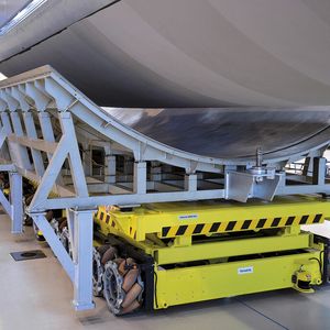 Bild 1: Das Fahrzeug mit seinen omnidirektional fahrenden Rädern kann sehr große Lasten bis 45 t bewegen.