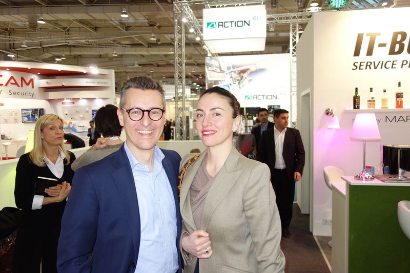 Alexander Maier und Sumru Gerken, Ingram Micro halten auf dem IT-BUSINESS Stand. (Bild: IT-BUSINESS)