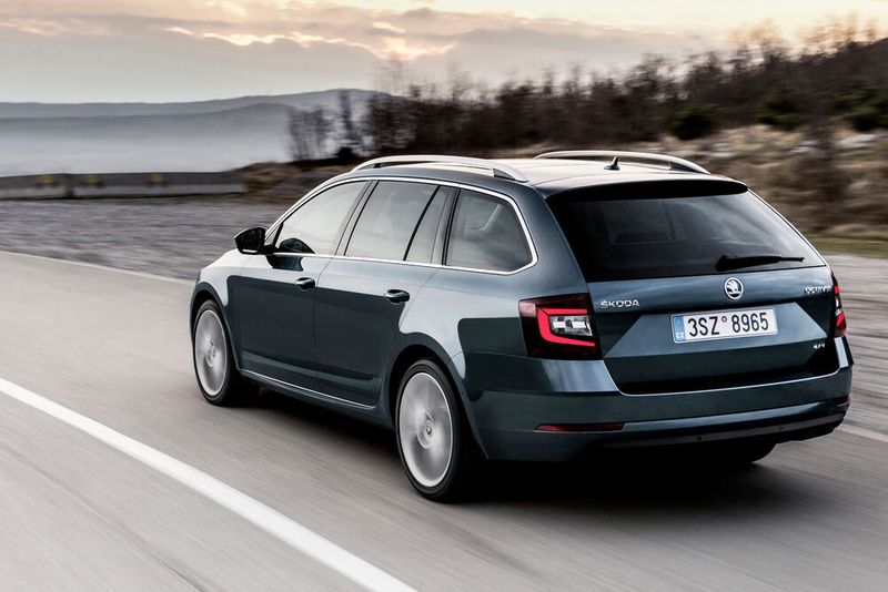 Am Heck trägt der Skoda Octavia weiterhin die markentypischen c-förmigen Leuchten.  (Skoda)