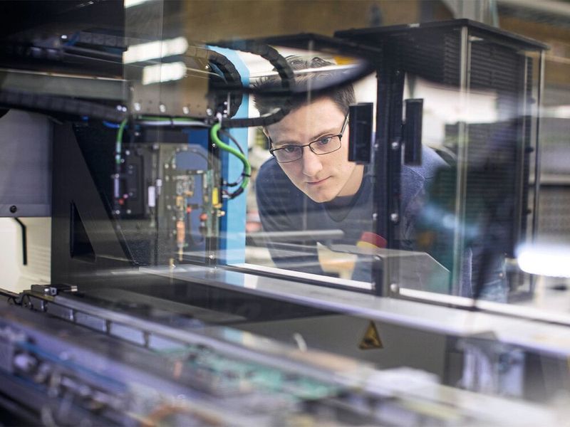 Systems from Hima are manufactured, tested and installed in the control cabinets in Brühl. (Hima)