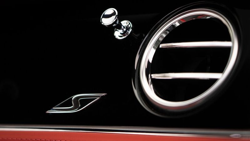 Am Armaturenbrett findet sich eine Metallplakette mit S-Emblem wieder. (Bild: Autoren-Union Mobilität / Bentley)