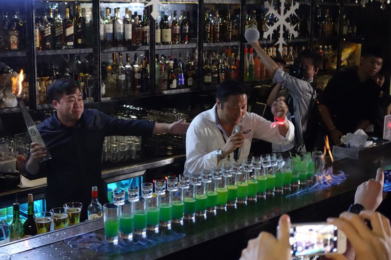 Johan Borggren, Fractal Design, spielte mit den Gläsern Domino. (Bild: IT-BUSINESS)