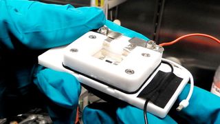 In einer selbst entwickelten Messzelle untersuchte das Oldenburger Team Lithium-Elektroden mit der elektrochemischen Rastermikroskopie. (Bastian Krueger)