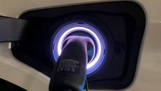 Die Lademöglichkeiten für E-Fahrzeuge müssen deutlich schneller ausgeweitet werden, fordert der Verband der Automobilindustrie (VDA). (Bild: Pfaff/»kfz-betrieb«)