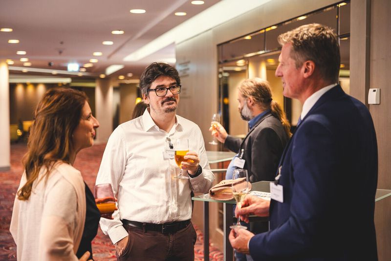 Kai Dewald und Jessica Liebig (ITZBund) beim Networken mit Wilfried Bauer von Microsoft. (© Offenblen.de)