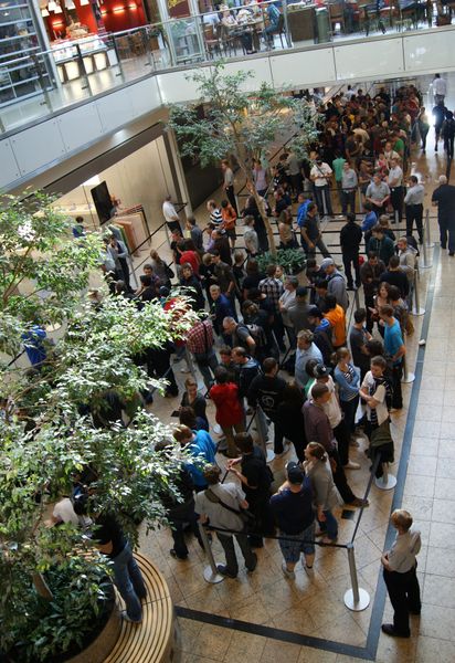 Schon lange vor der Shop-Eröffnung drängelten sich Apple-Fans vor dem Laden. (Archiv: Vogel Business Media)