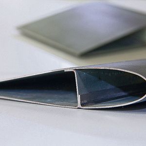 Technologiedemonstrator: Das Rotorblatt aus 1,0 mm Stahlblech mit integrierter, gekanteter Verstärkung wurde mit einem Öl-Wasser-Gemisch in seine endgültige Form gebracht.