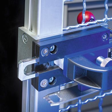 Der AZM150 von Schmersal ist eine elektromechanische Sicherheitszuhaltung. Sie ist entweder standardcodiert oder als I-Variante nach ISO 14119 hochcodiert erhältlich. (Bild: Schmersal Group / Dominik Gierke)