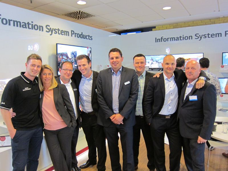 (v.l.) Dimitri Schewtschenko, TAROX, Verena von Oertzen, Lothar Brüster, Philipp Waloßek, Kai Volmer, Jörg Hartmann, Michael Vorberger und Heinz-Dieter Speidel         (Bild: IT-BUSINESS)