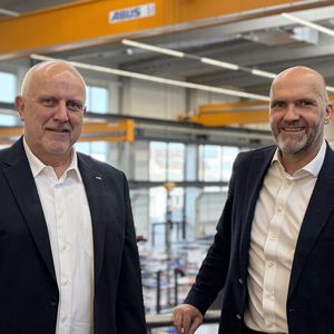 Diese beiden Herren werden die neuen Grenzebach-Geschäftsfelder Additive Solutions GmbH und Grenzebach Friction Stir Welding GmbH leiten. Für die Erstere wird das zunächst Dirk Burmann sein (rechts) und für Letztere Christian Herfert.(Bild:  Grenzebach)