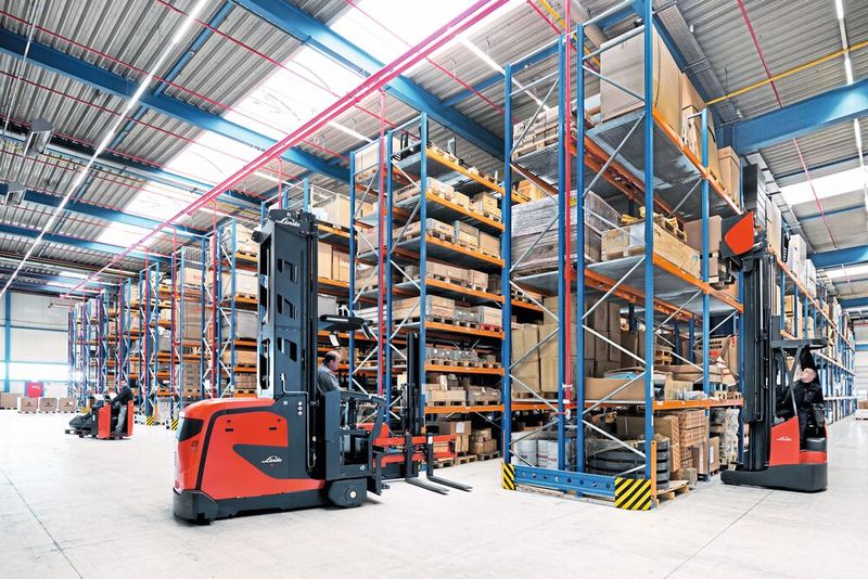 Rund 100.000 Ersatzteile versendet das Yanmar-CE-Europe-Logistikzentrum jährlich. Die Flurförderzeuge von Linde-MH sind wichtige Helfer vor Ort. (Bild: Linde-MH)