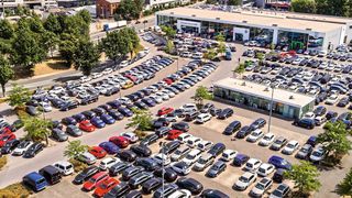 Beeindruckende Dimensionen: Gottfried Schultz in Essen mit den Zentren für Volkswagen und Skoda. (Bild: Gottfried Schultz)
