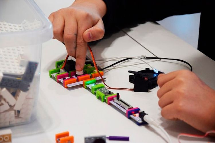  Junge Tüftler (Stand: 79): Junge Tüftler hat es sich zur Aufgabe gemacht, Kindern einen vielfältigen Ansatz zu digitaler Bildung zu ermöglichen, so dass sich jeder schöpferisch in die digitale Gesellschaft einbringen und entfalten kann. Hierfür bieten wir Schulprojekttage, Makeathons und Multiplikator*innnen-Schulungen an. Dabei steht immer die Kombination aus Making, Coding und Hintergrundwissen im Fokus. An unserem Stand können Kinder und Multiplikatoren erfahren und selbst ausprobieren, wie unterschiedlich und spielerisch die Zugänge zu Coding und Making sein können. Wir zeigen exemplarisch anhand von kleinen interaktiven Elementen, wie sich Digitalität als Querschnittsthema in den Unterricht einbinden kann. Hierfür nutzen wir MakeyMakeys, LittleBits, Calliopes und vieles mehr zum Tüfteln und Coden. (Bild: m)