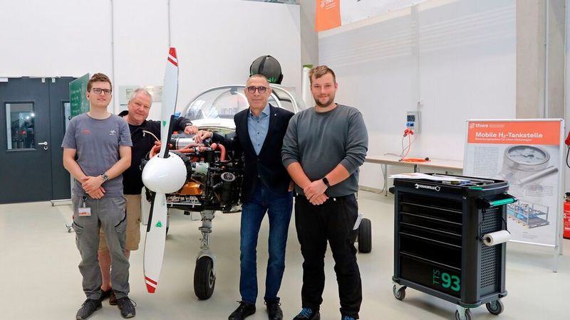 Work on the travel motor glider "Taifun 17 H₂": Research associate Jan Hußlein, engineer Tom Wollin, dean Prof. Dr. Johannes Paulus, and master’s student Sebastian Stenger (from left to right)(Source:  Eva Kaupp | THWS)