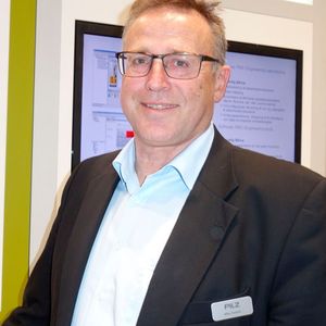 Allan Paulsen, General Manager von Pilz Skandinavien, Sonderbørg:
„Ein Thema, das aus Deutschland gekommen ist und über das momentan jeder redet, ist sicherlich Industrie 4.0. Deutsche Unternehmen sind hier schon sehr weit, jetzt nimmt es auch in Skandinavien Fahrt auf, schließlich ist Deutschland für skandinavische Unternehmen der größte Markt. Wenn das Thema dort im Fokus ist, dann ist klar, dass auch dänische Unternehmern darauf ihren Fokus legen.
Robotik ist ein weiteres Thema, viele Roboter kommen aus Skandinavien. Warum? Skandinavische Unternehmen können nicht mit den niedrigen Produktionskosten anderer Länder konkurrieren. Wir müssen von unserem Know-how leben. Damit wir die Produktion im eigenen Land halten können, haben wir uns auf Automatisierung und Robotik spezialisiert. Und dort, wo unser Schwerpunkt liegt als Lieferant der Automatisierungsindustrie, müssen wir innovativ sein, unsere Produkte intelligenter sein als die anderer, mehr Daten liefern, um als kleines Land attraktiv zu sein beispielsweise für Kunden in Deutschland.“
