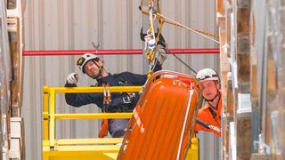 Für eine Rettungsübung in 38 m Höhe hat BLG Logistics den Freiwilligen Feuerwehren Verden und Achim sowie der Höhenrettung der Feuerwehr Oldenburg kürzlich an einem Sonntag das Hochregallager in Bremen zur Verfügung gestellt. (Bild: BLG Logistics)