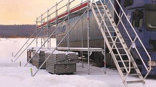 Bei diesem Wetter sammeln sich auf den Dächern und Planen großer Fahrzeuge vermehrt Eis und Schnee. Das Freiräumen ist besonders wichtig. Unfallsicher geht das mit dem Krause-Eisfreigerüst. (Krause)