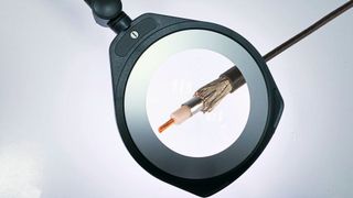 Innenleiter, Dielektrikum, Abschirmfolie, Litzengeflecht und Mantel – das Bild zeigt die Koaxialleitungsart RTK 031. (Bild: Quaestum)