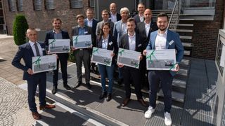 Die Preisträgerinnen und Preisträger Dr. Tim Weikert, Sebastian Gielinger, Dr. Simon Merz, Dr. Heike Sonnenberg, Wilhelm Michel und Dr. Jonas Heinzel mit ihren Urkunden (vorne von links nach rechts) gemeinsam mit Vertretern der Schaeffler Gruppe: Claus Bauer (Vorstand Finanzen und IT), Uwe Wagner (Vorstand Forschung und Entwicklung), Peter Schuster (Geschäftsführer der Stiftung), Markus Gambihler (Leiter HR Bearings & Industrial Solutions), Dr. Michael Pausch (Leiter R&D Bearings & Industrial Solutions) und Sascha Zaps (Vorstand Bearings & Industrial Solutions). (Bild: Schaeffler/Johannes Bräutigam)