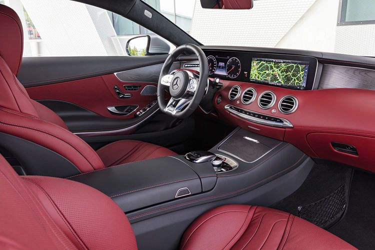 Für den Innenraum bietet Mercedes neue Dekors- und Ledervariationen. (Daimler)