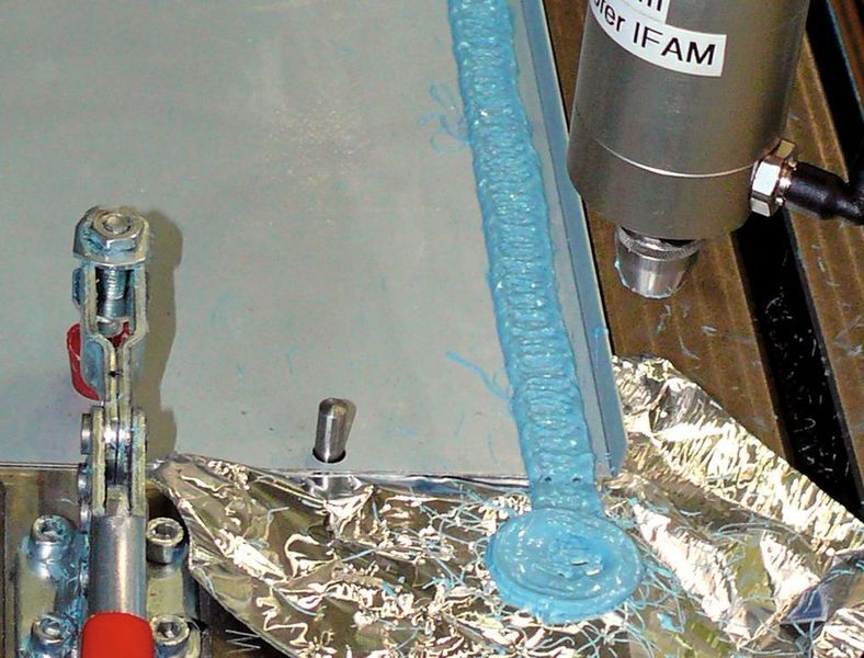 Der Klebstoff wird mit dem Wirbelsprühverfahren appliziert.  (Bild: Fraunhofer IWU)