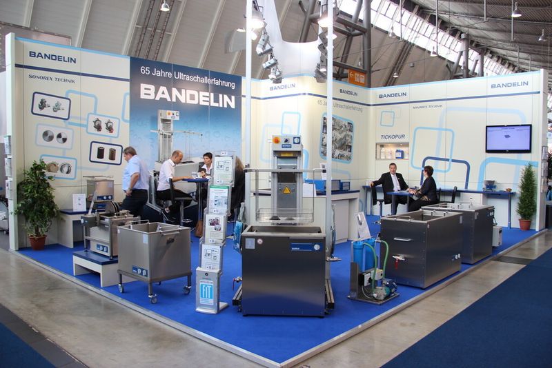 Bandelin mit einer ganzen Batterie von Ultraschall-Reinigungsanlagen. (Bild: Itasse)