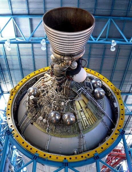 Le dernier étage, le S-IVB utilise un seul est unique moteur J-2 à poussée vectorielle. Le S-IVB transportait 73 280 litres de LOX (oxygène liquide), pesant 87 200 kg et 252 750 litres de LH2 (hydrogène liquide), pesant 18 000 kg . Les S-IVB des missions Apollo 13, 14, 15, 16 et 17 ont été envoyé sur la lune afin de s'y écraser et ainsi fournir des mesures sismiques sur la nature du noyau lunaire. (Image: NASA)
