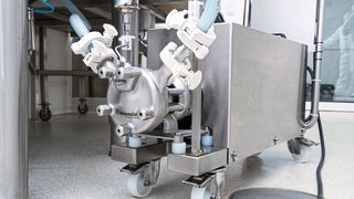 Die Sinuspumpe Certa fördert die viskose Suppositorienmasse zuverlässig und mit geringer Pulsation über eine Ringleitung vom Ansatzbehälter zur Gießanlage und zurück. (Watson-Marlow)