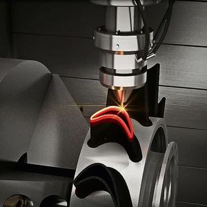 Bei dem Verfahren wird ein Auftragsprozess mittels Metallpulverdüse umgesetzt, der bis 20 mal schneller ist als das Generieren im Pulverbett.