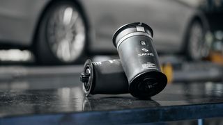 Sachs-Luftfedern werden aus hochwertigem, korrosionsfestem Material hergestellt, besitzen eine lange Lebensdauer und hohe Widerstandsfähigkeit gegen äußere Einflüsse. Zudem lassen sie sich leicht aus- und einbauen. (Bild: ZF Friedrichshafen AG (Nico Kleemann))