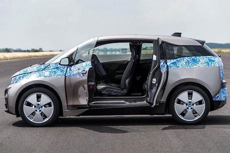 Den Einstieg erleichtern die hinten angeschlagenen Fond-Türen. Die B-Säule, die das Erklimmen ansonsten durchaus schwieriger gestalten würde ist in die hintere Tür integriert (Foto: BMW)