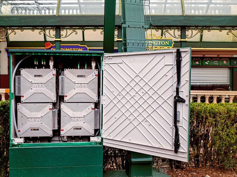 Vier Einspeiseeinheiten Movitrans TES sorgen für die nötige Energieversorgung. Im unteren Teil des Schaltschranks befindet sich zusätzlich eine Sicherheitssteuerung UCS10B zur zweikanaligen Ansteuerung der Einspeiseeinheiten.  (Bild: SEW)